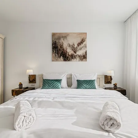 B-holiday Luxury Urban Plaza Apartment