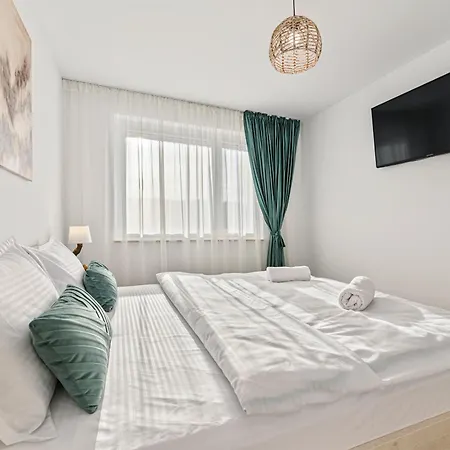 B-holiday Luxury Urban Plaza Apartment *