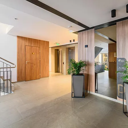B-holiday Luxury Urban Plaza Apartment