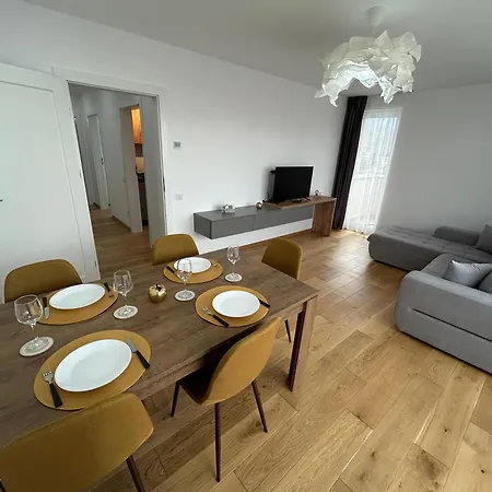 B-holiday Luxury Urban Plaza Apartment